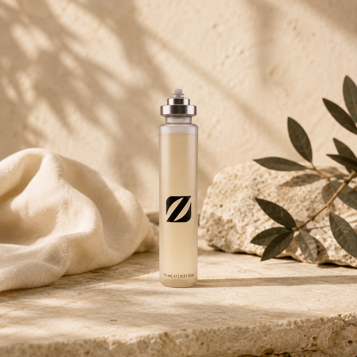 Olfazeta 15-ml-Parfümflakon mit silbernem Sprühkopf in heller Produktinszenierung