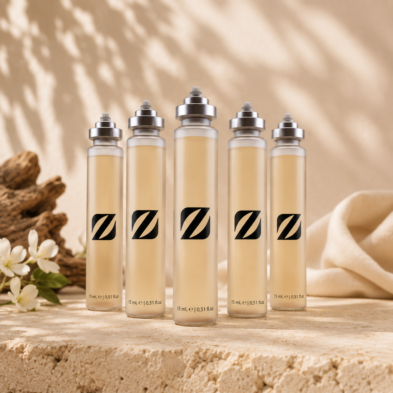 Fünf Olfazeta 15-ml-Parfümflakons mit silbernen Sprühköpfen in heller Produktinszenierung