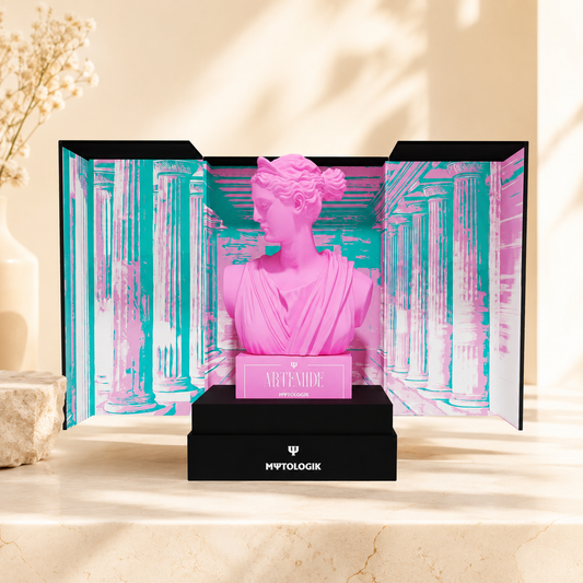 Mythologik Artemide Parfüm mit rosa Büste und türkisfarbener Kulisse