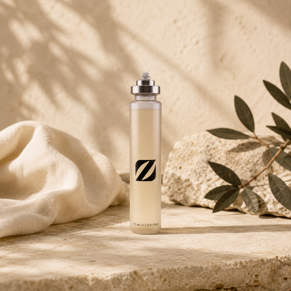 Olfazeta 15-ml-Parfümflakon mit silbernem Sprühkopf in heller Produktinszenierung