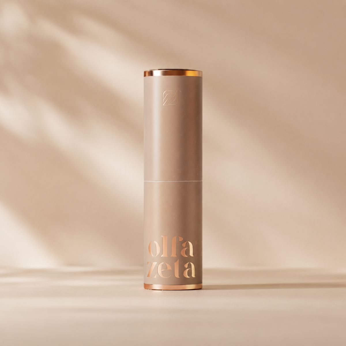 Olfazeta Modern Parfümtasche in Mocha Mousse auf hellem Hintergrund