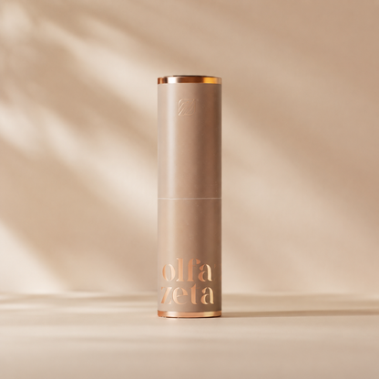 Olfazeta Modern Parfümtasche in Mocha Mousse auf hellem Hintergrund