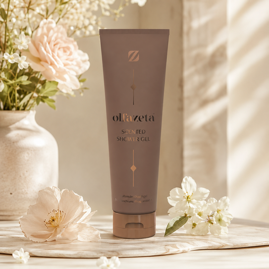 Olfazeta Duschgel No. 007 mit rosa und weißen Blüten in heller Produktinszenierung
