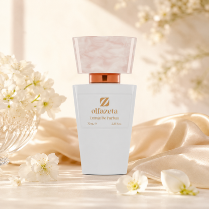 Olfazeta Parfüm No. 024 mit weißen Blüten und heller Seide in heller Produktinszenierung