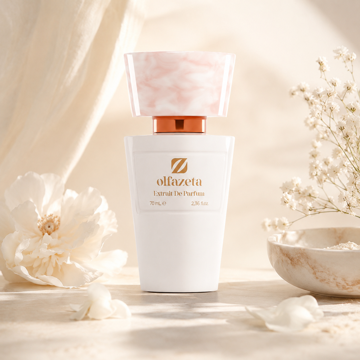Olfazeta Parfüm No. 025 mit weißen Blüten und cremigen Akzenten in heller Produktinszenierung