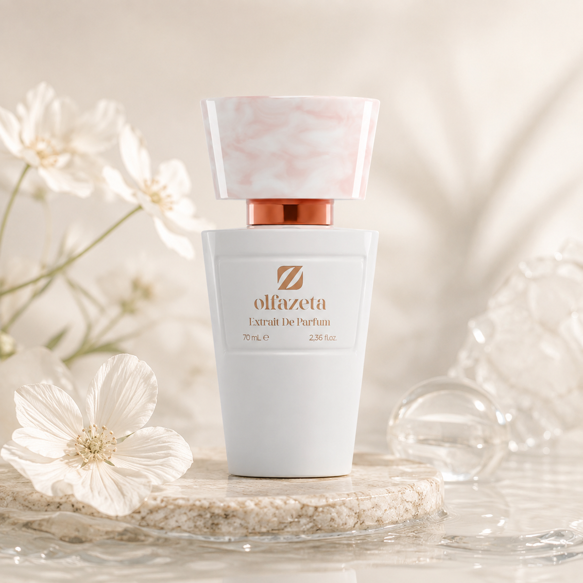 Olfazeta Parfüm No. 029 mit weißen Blüten und heller Steinfläche in heller Produktinszenierung