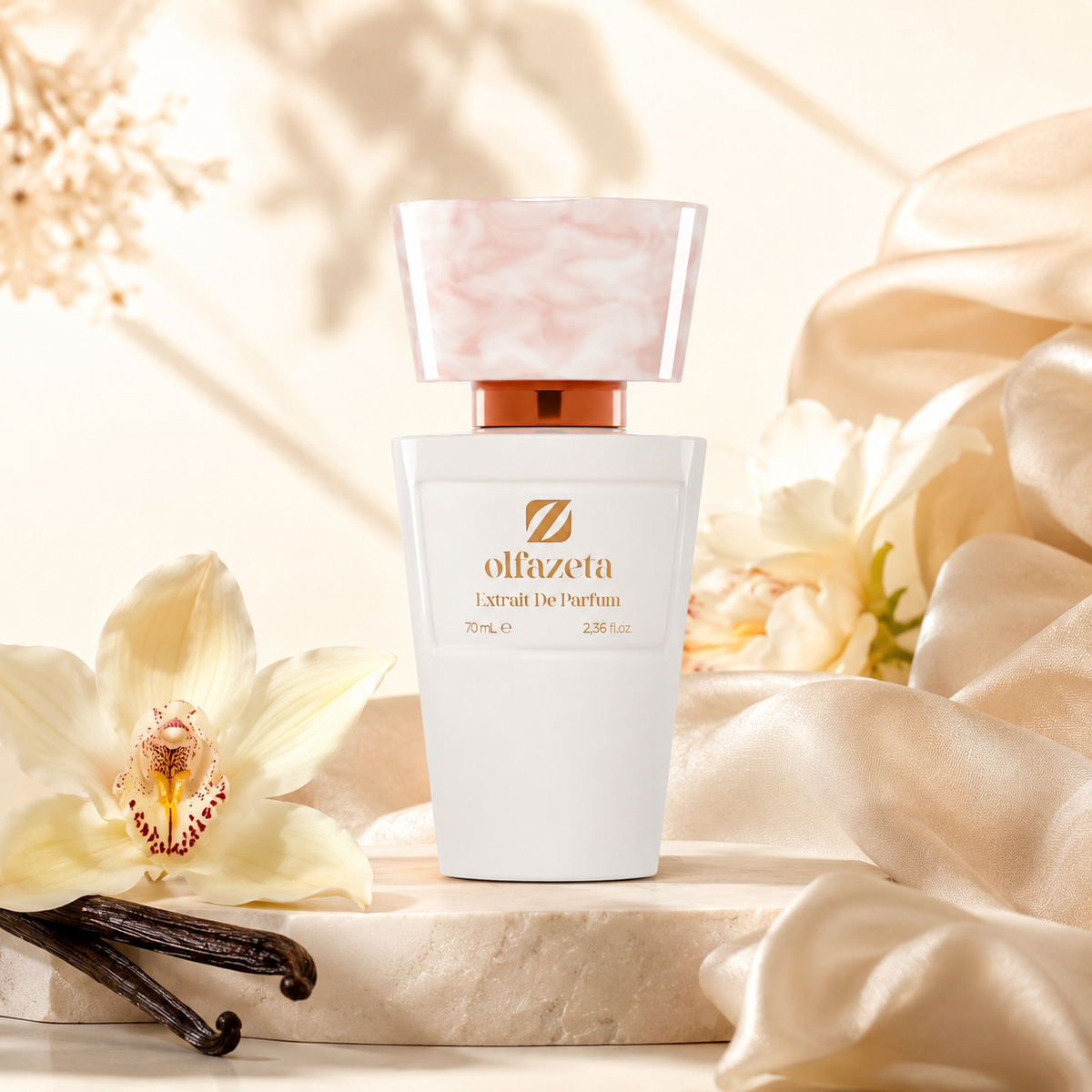Olfazeta Parfüm No. 040 mit Vanille und hellen Blüten in heller Produktinszenierung