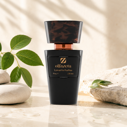 Olfazeta Parfüm No. 044 mit grünen Blättern, Wasser und hellen Steinen in heller Produktinszenierung