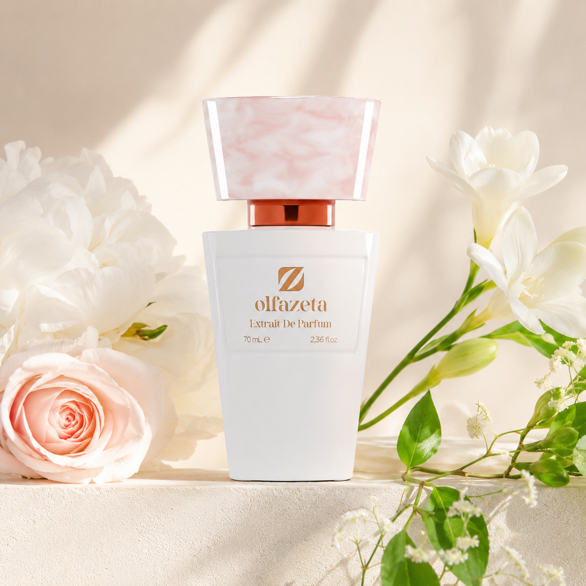 Olfazeta Parfüm No. 049 mit Rosen und grünen Blättern in heller Produktinszenierung