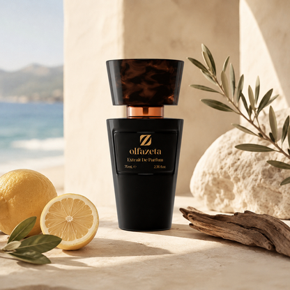 Olfazeta Parfüm No. 052 mit Zitrone, Treibholz und Meereskulisse in heller Produktinszenierung