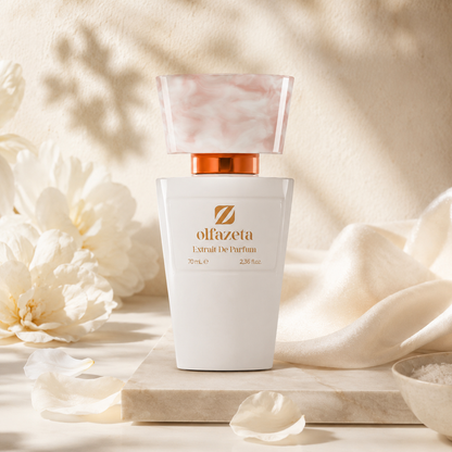 Olfazeta Parfüm No. 053 mit weißen Blüten und heller Seide in heller Produktinszenierung