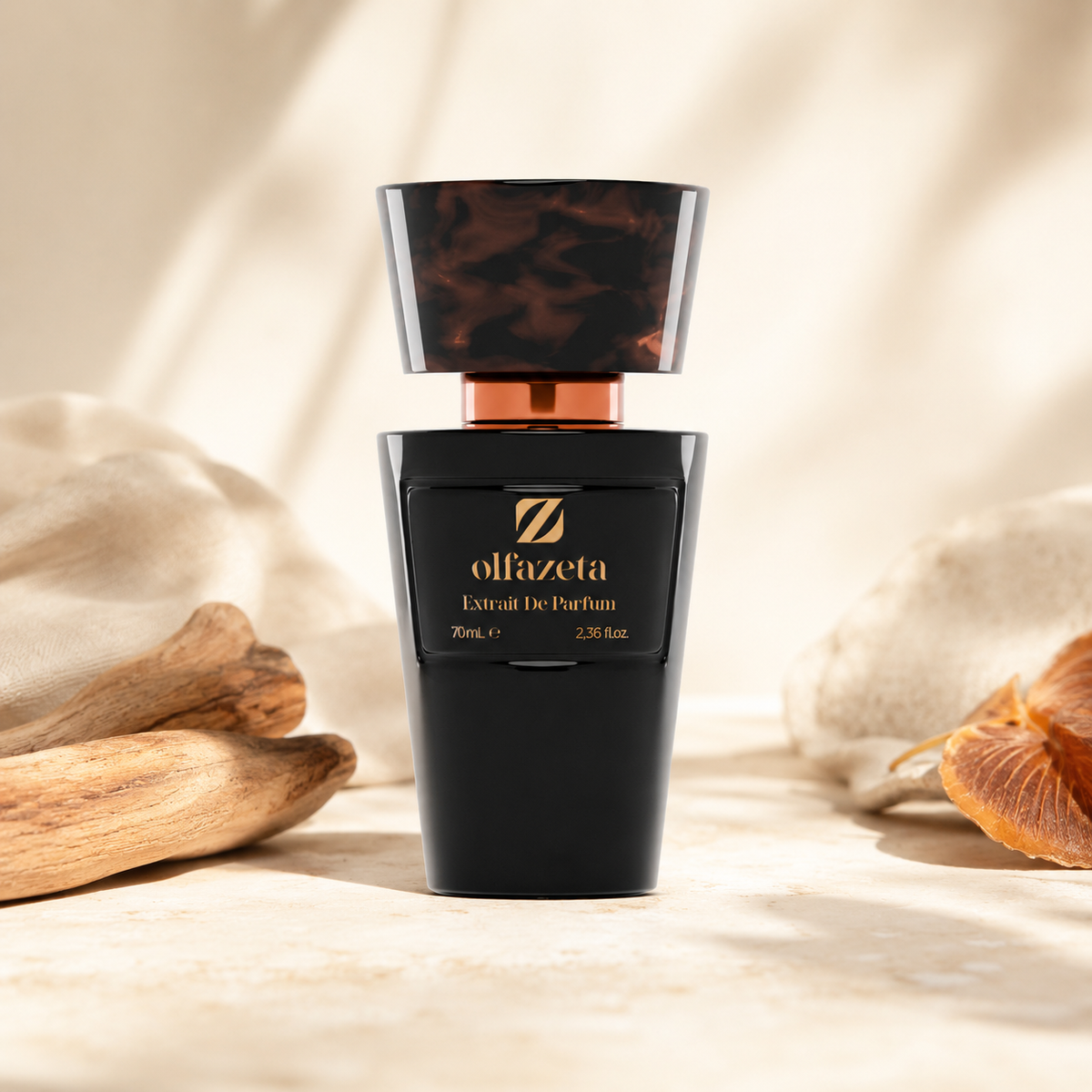 Olfazeta Parfüm No. 072 mit Holz und Amber in heller Produktinszenierung