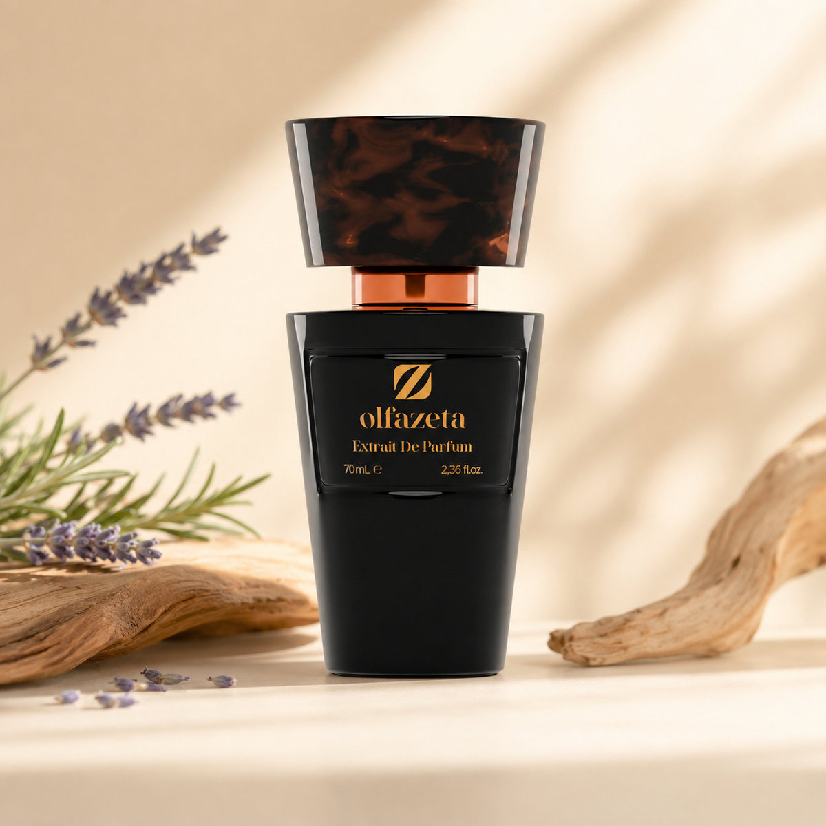 Olfazeta Parfüm No. 073 mit Lavendel und hellem Holz in heller Produktinszenierung