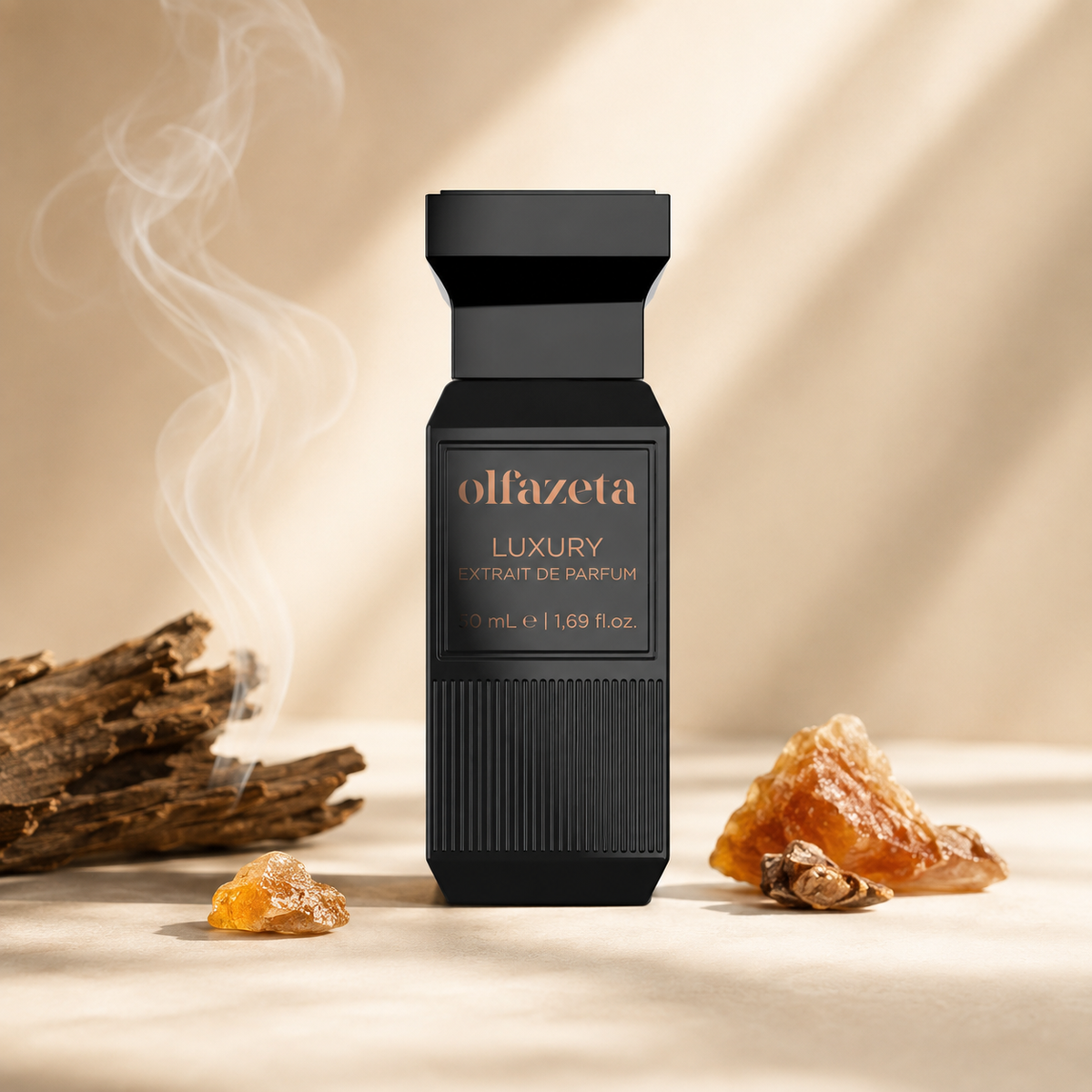 Olfazeta Parfüm No. 074 mit Holz, Amber und dezentem Rauch in heller Produktinszenierung
