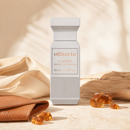 Olfazeta Parfüm No. 101 mit Leder und Amber in heller Produktinszenierung
