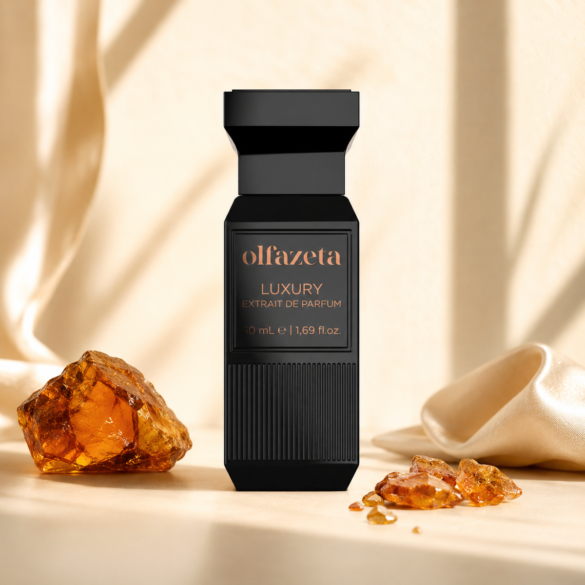 Olfazeta Parfüm No. 102 mit Amber-Akzenten in heller Produktinszenierung
