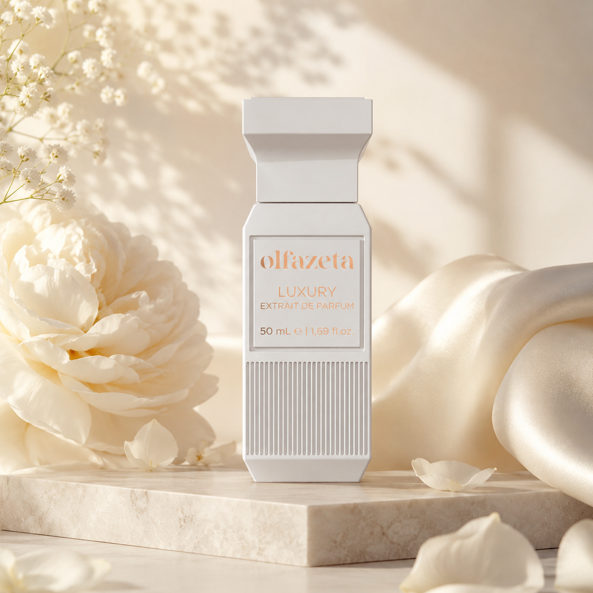 Olfazeta Parfüm No. 109 mit weißen Blüten und heller Seide in heller Produktinszenierung