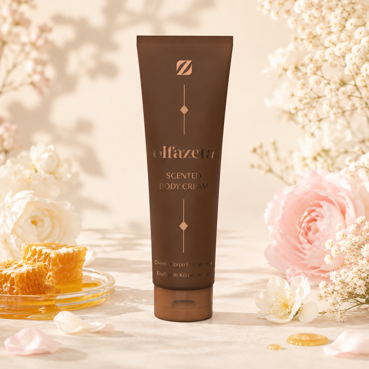Olfazeta Körpercreme No. 119 mit Honig und weißen Blüten in heller Produktinszenierung