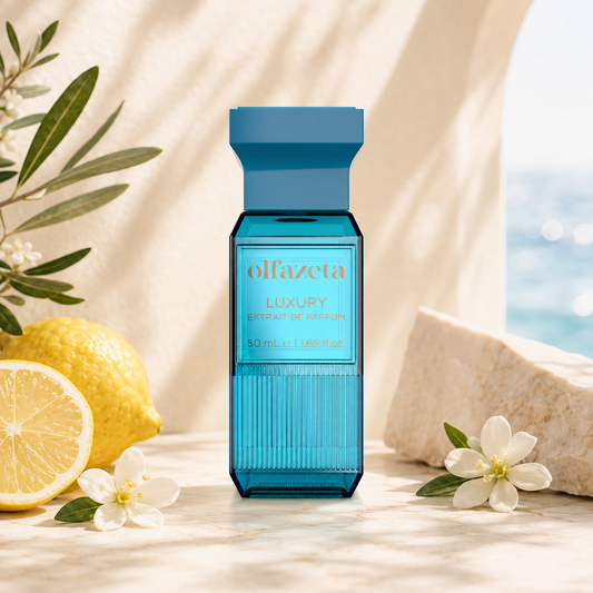 Olfazeta Parfüm No. 125 mit Zitrone, weißen Blüten und Meereskulisse in heller Produktinszenierung