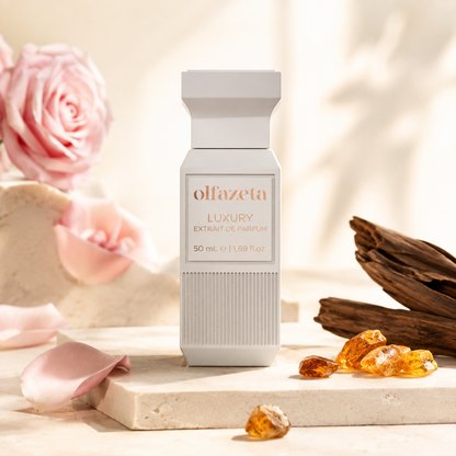Olfazeta Parfüm No. 139 mit Rose, Holz und Amber in heller Produktinszenierung