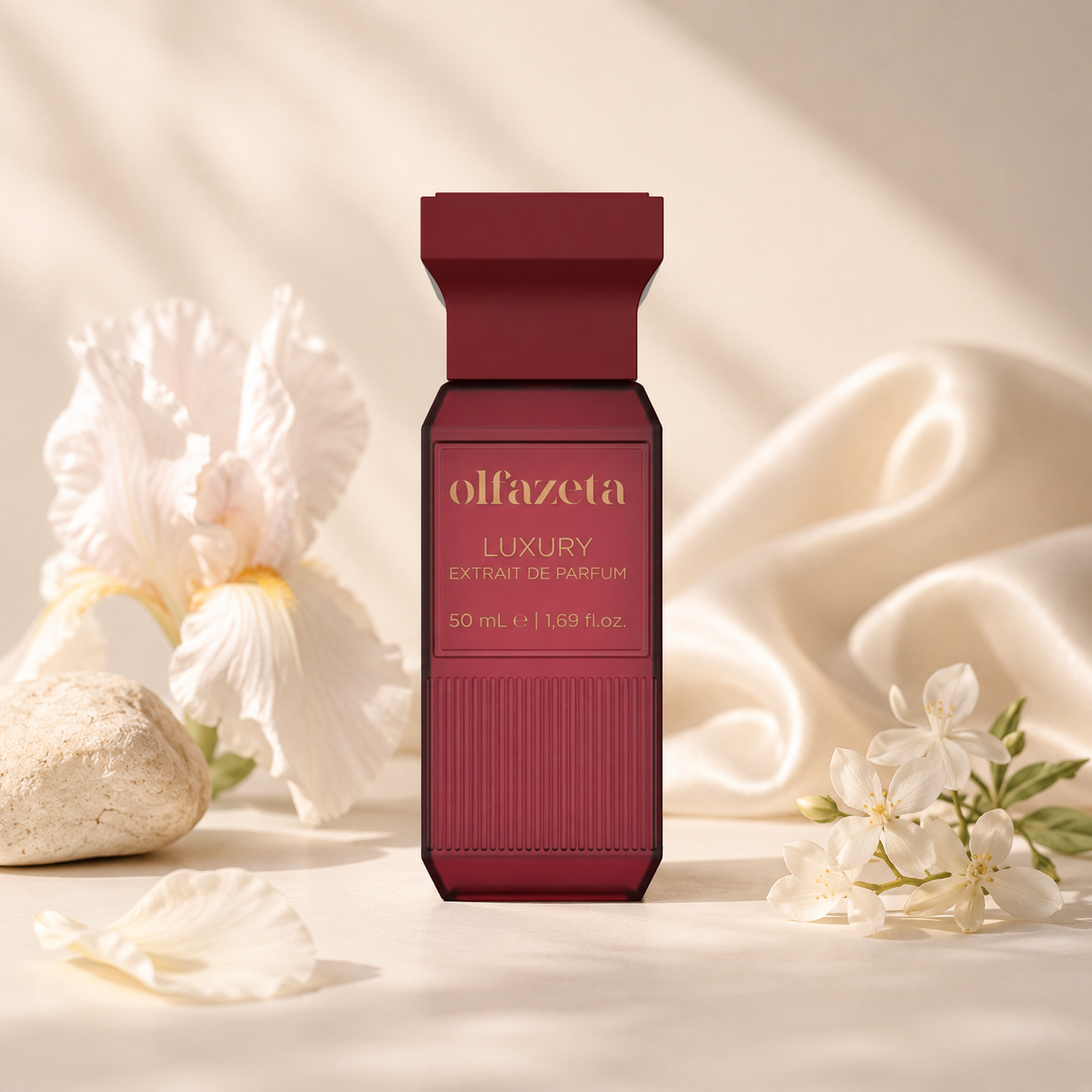 Olfazeta Parfüm No. 146 mit hellen Blüten und burgunderfarbenen Akzenten in heller Produktinszenierung