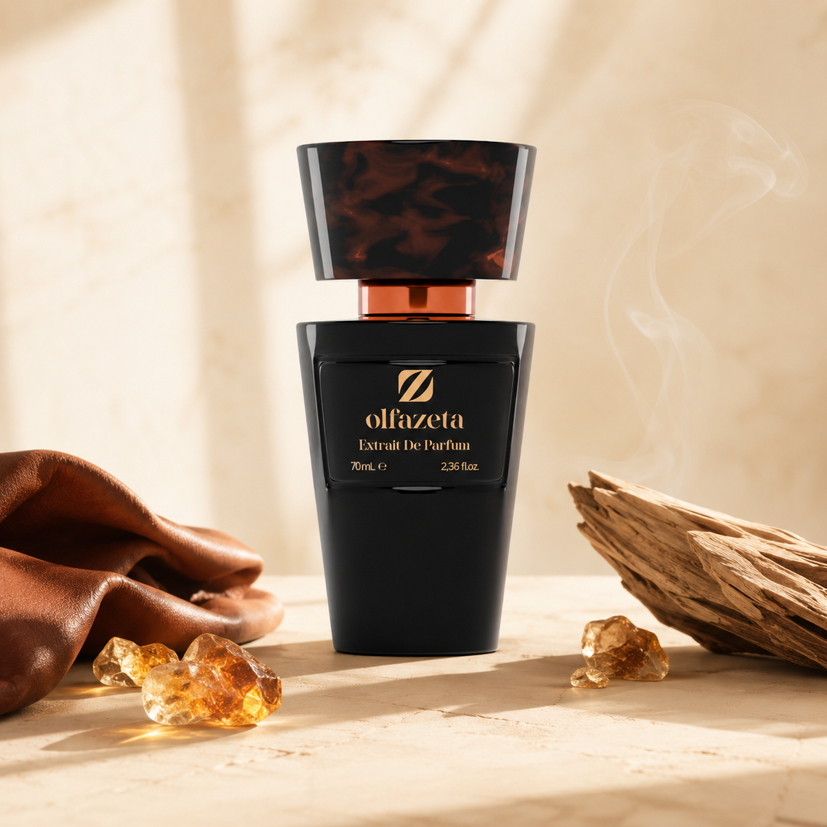 Olfazeta Parfüm No. 147 mit Leder, Holz und Amber in heller Produktinszenierung