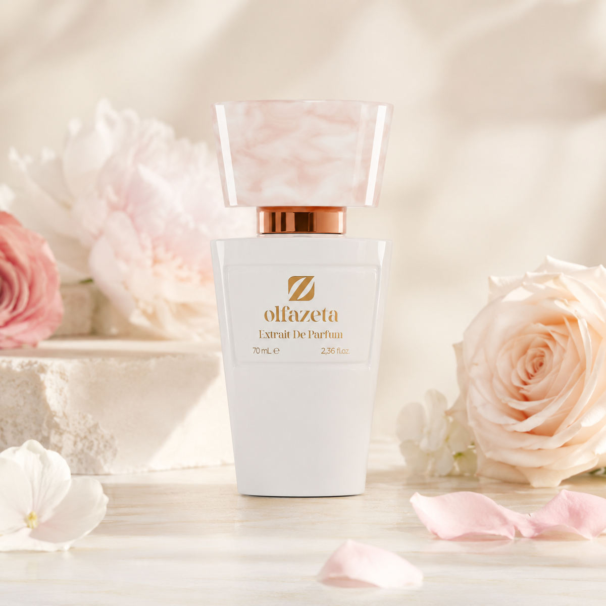 Olfazeta Parfüm No. 153 mit Rosen und hellen Blüten in heller Produktinszenierung